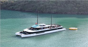 Du Ngoạn Vịnh Hạ Long 1 ngày trên du thuyền Catamaran